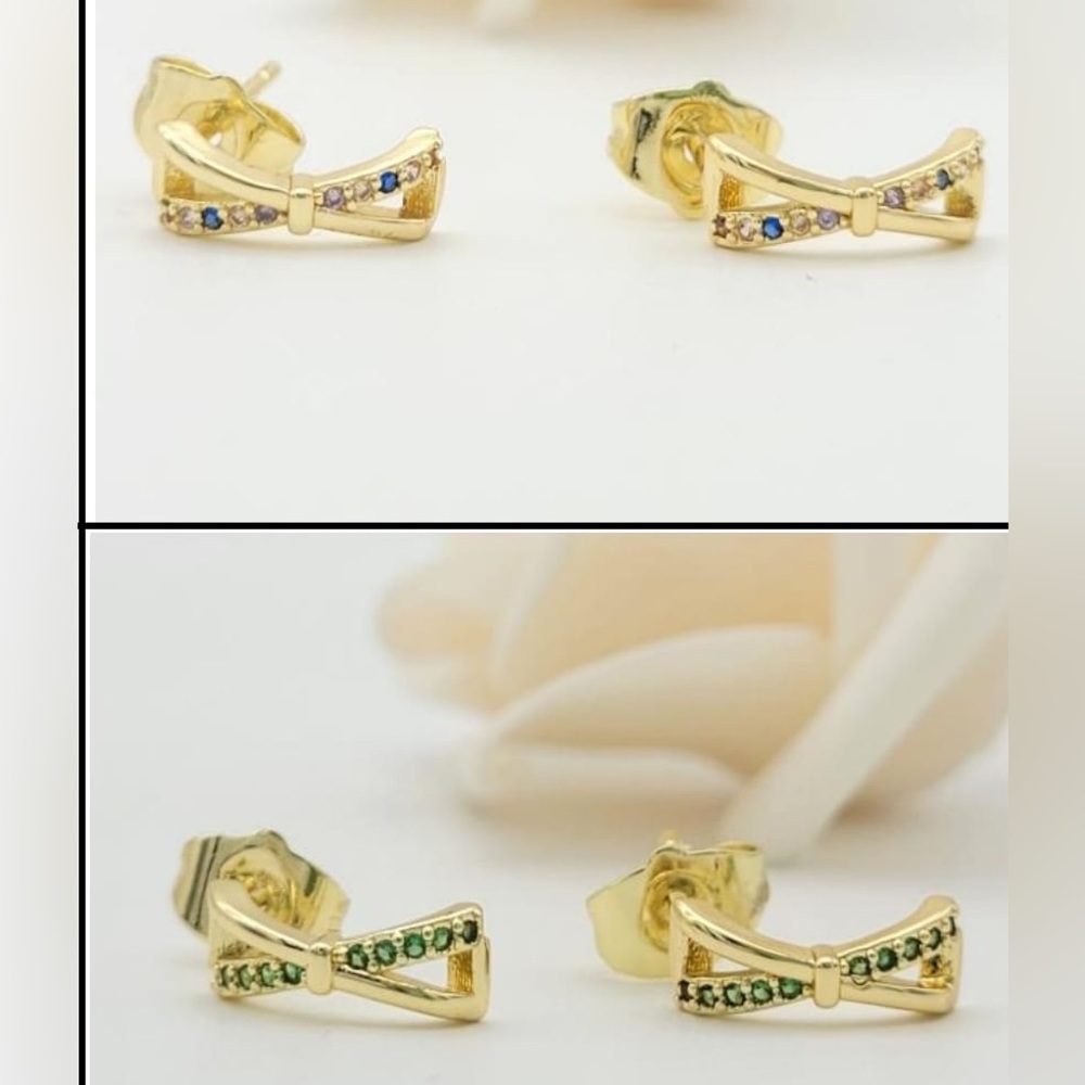 Gold bow stud earrings 🎀